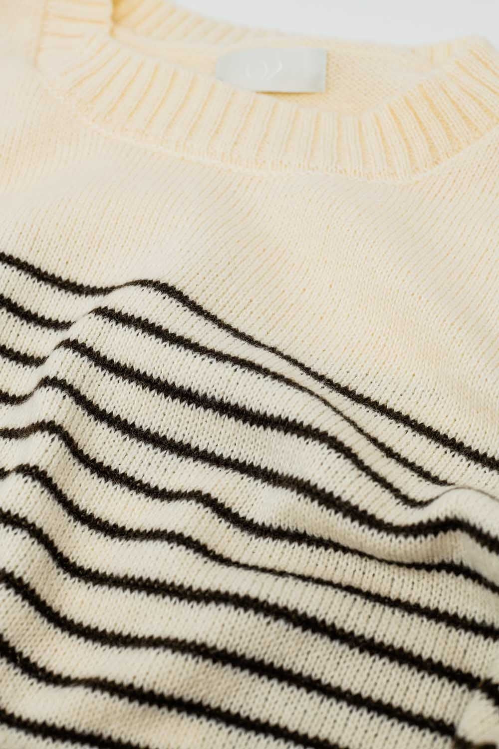Pull crème à rayures marron et col bateau