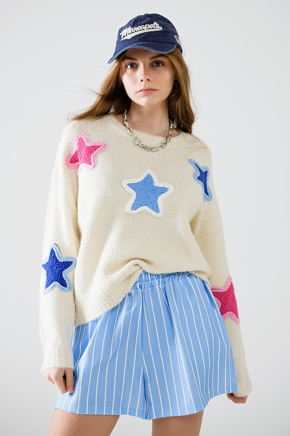 Pull crème avec étoiles brodées