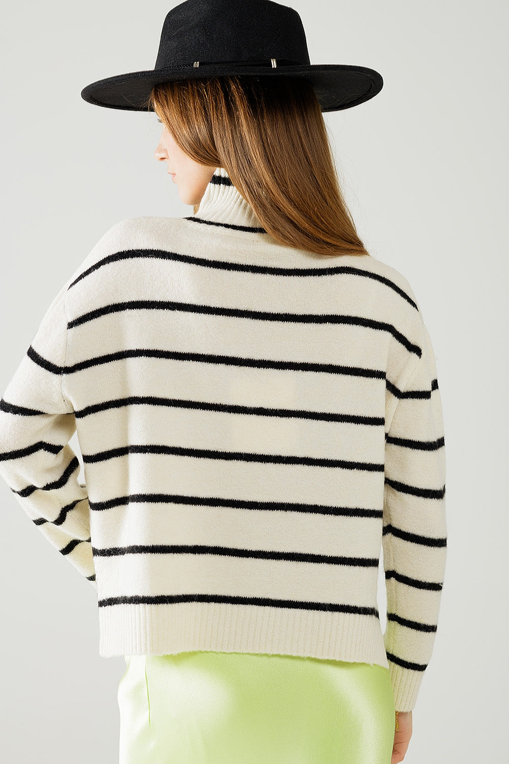 Pull crème rayé noir à col montant