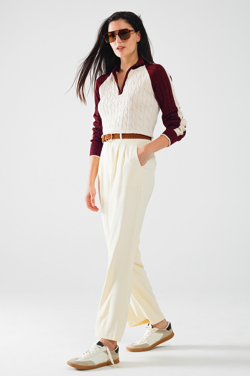 pull cropped blanc et bordeaux avec fermeture éclair au niveau du cou