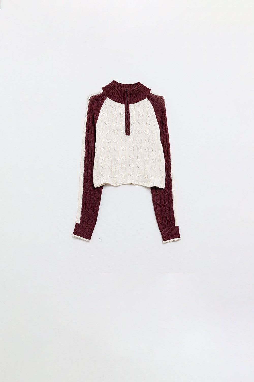 pull cropped blanc et bordeaux avec fermeture éclair au niveau du cou