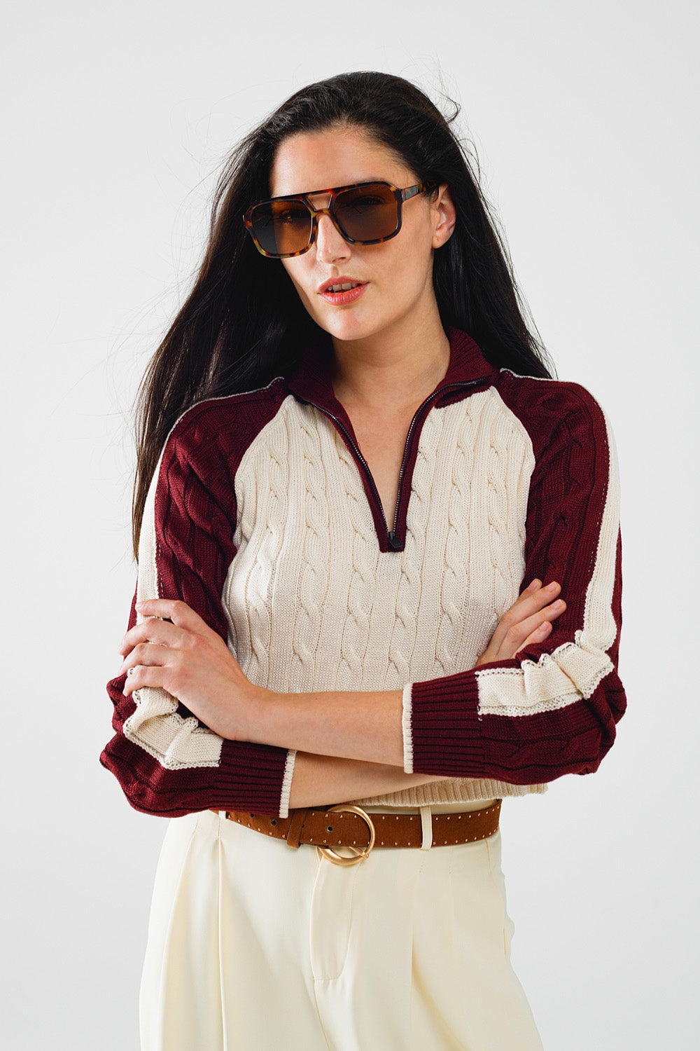 pull cropped blanc et bordeaux avec fermeture éclair au niveau du cou