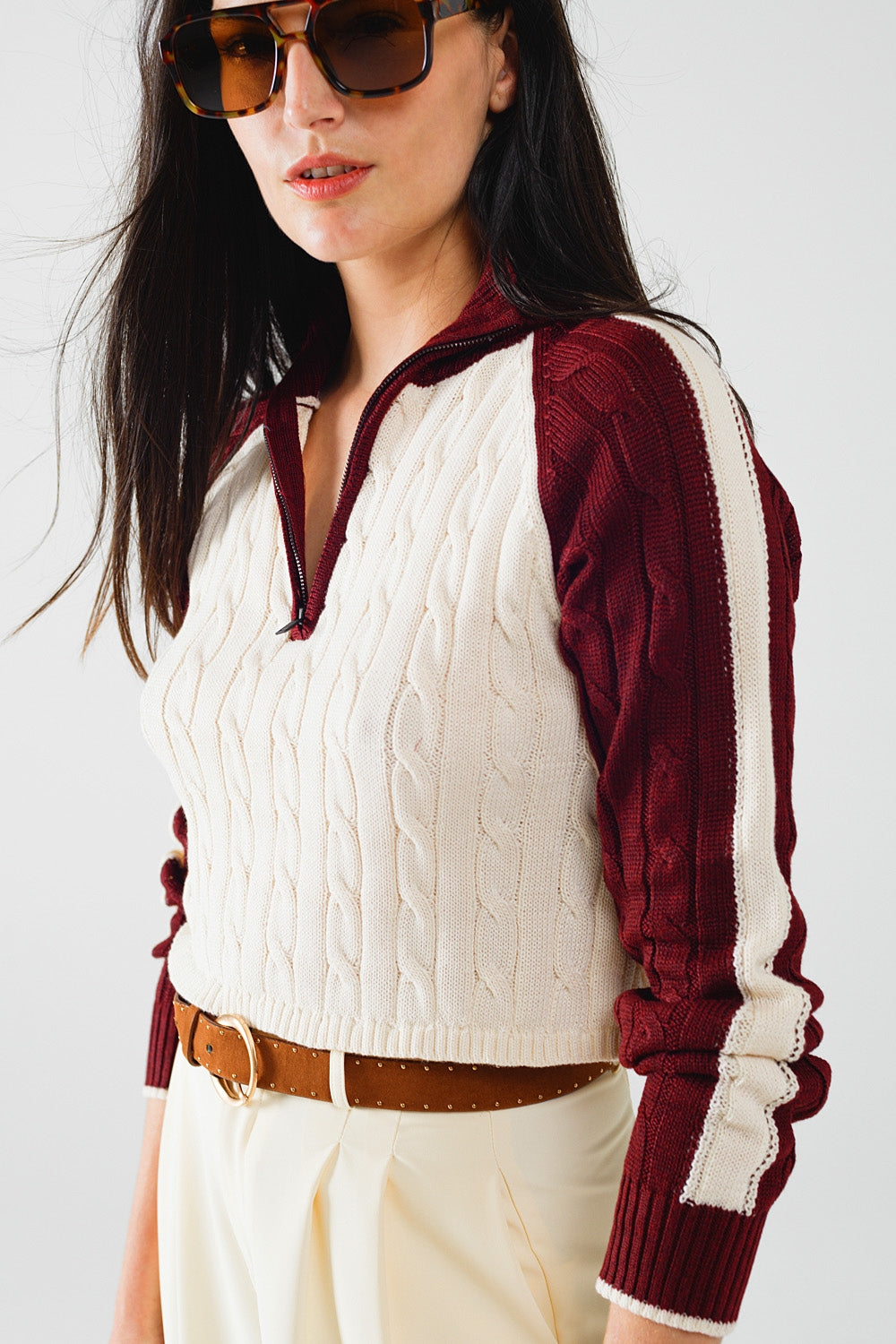pull cropped blanc et bordeaux avec fermeture éclair au niveau du cou