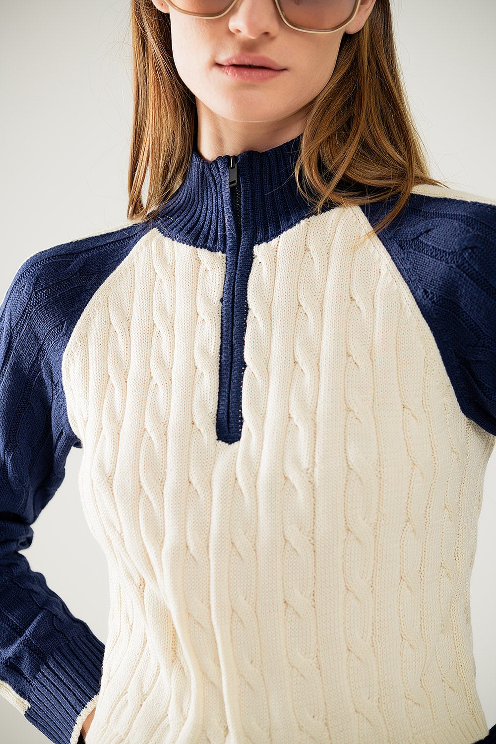 pull cropped blanc et marine avec fermeture éclair au niveau du cou