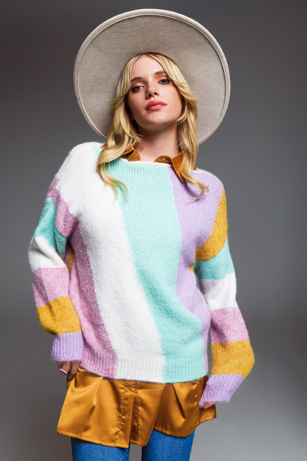 Pull décontracté à rayures diagonales multicolores et col bateau en couleurs pastel