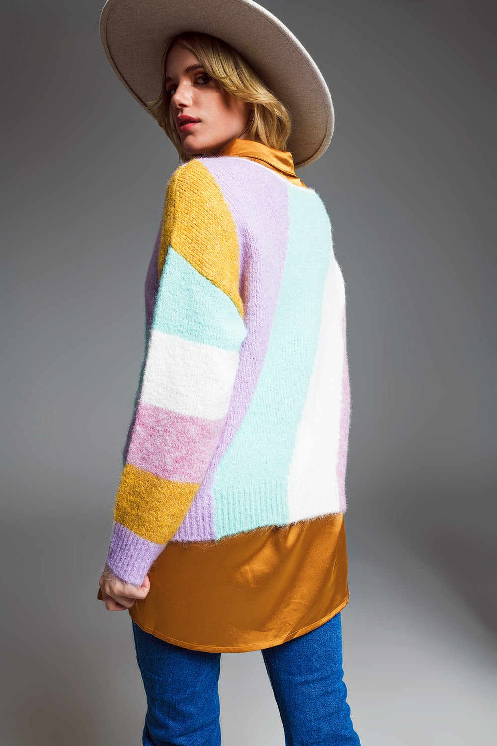 Pull décontracté à rayures diagonales multicolores et col bateau en couleurs pastel