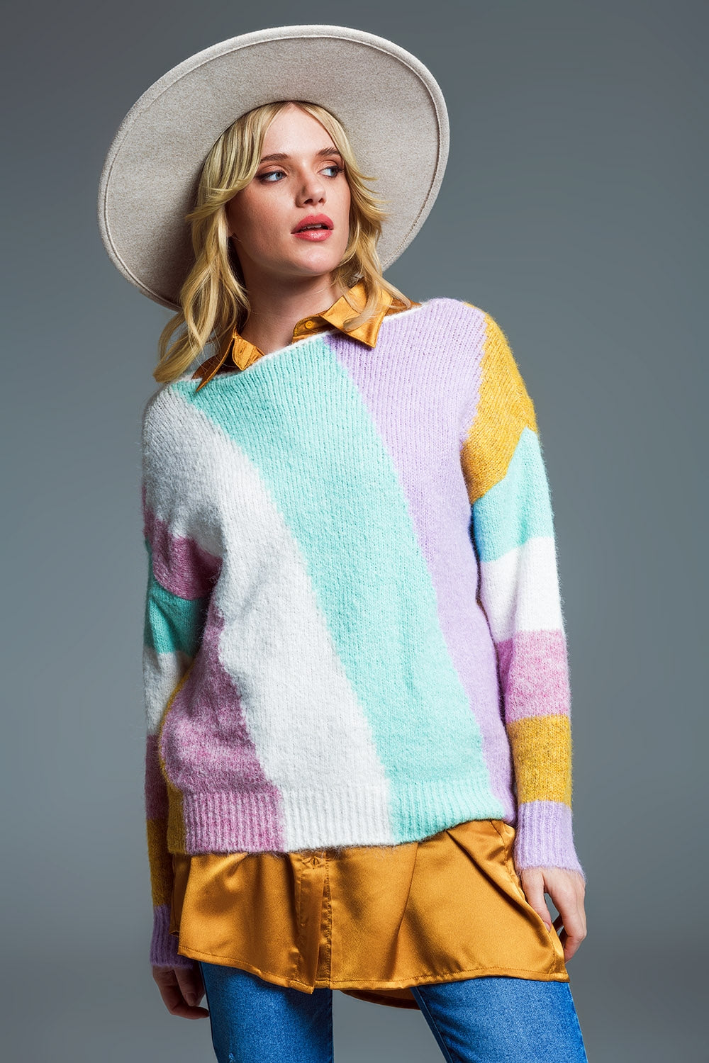 Pull décontracté à rayures diagonales multicolores et col bateau en couleurs pastel