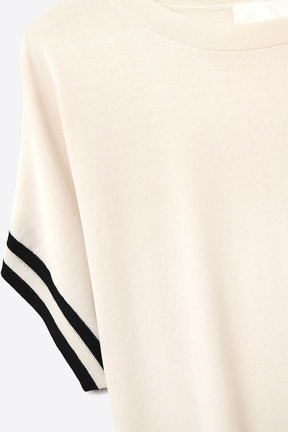 Pull décontracté beige avec détail contrastant noir