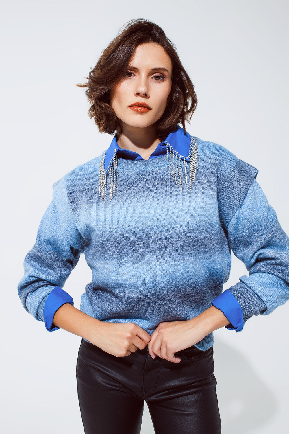 Q2 Pull en bleu ombré avec col rond et détails des manches