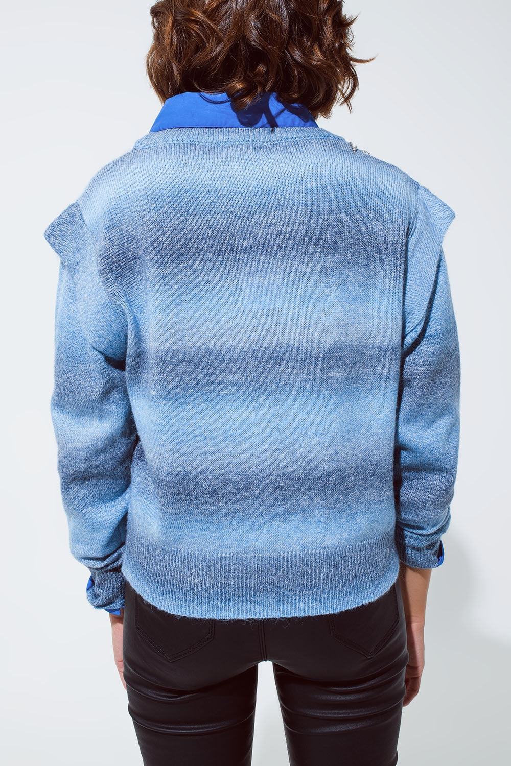 Pull en bleu ombré avec col rond et détails des manches