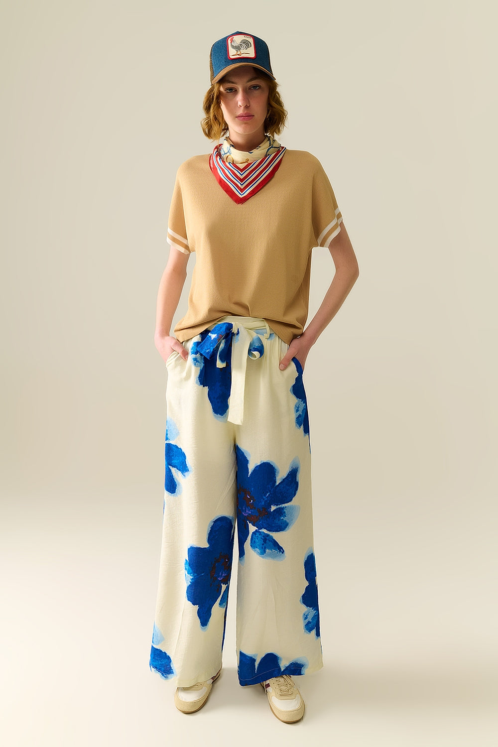 Pull en camel avec détail contrastant blanc