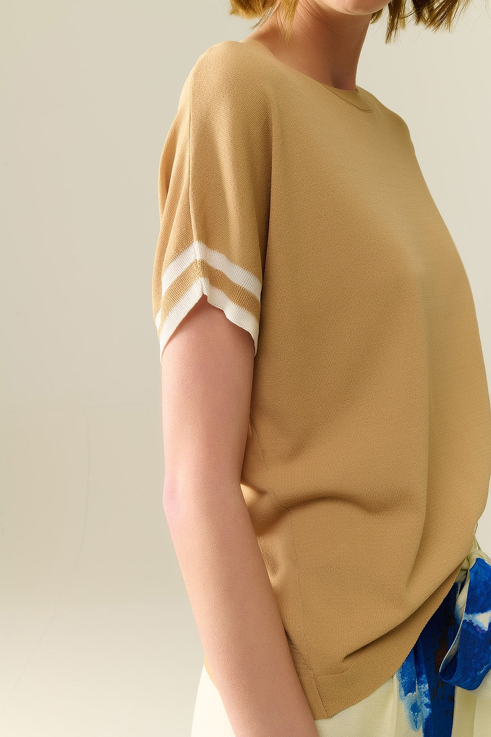 Pull en camel avec détail contrastant blanc