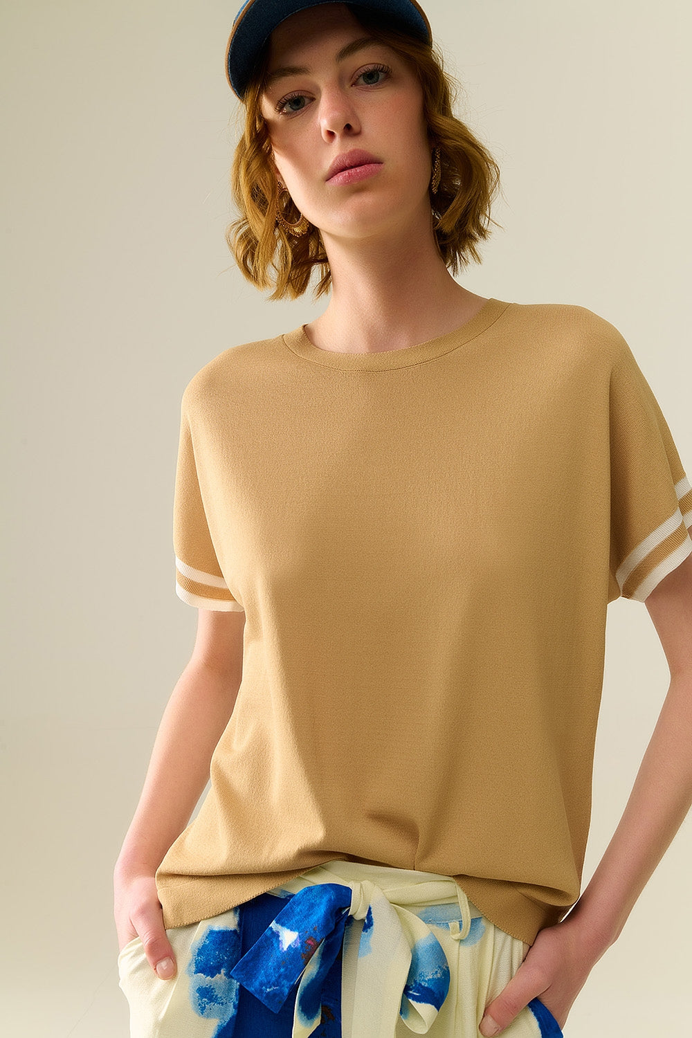 Pull en camel avec détail contrastant blanc