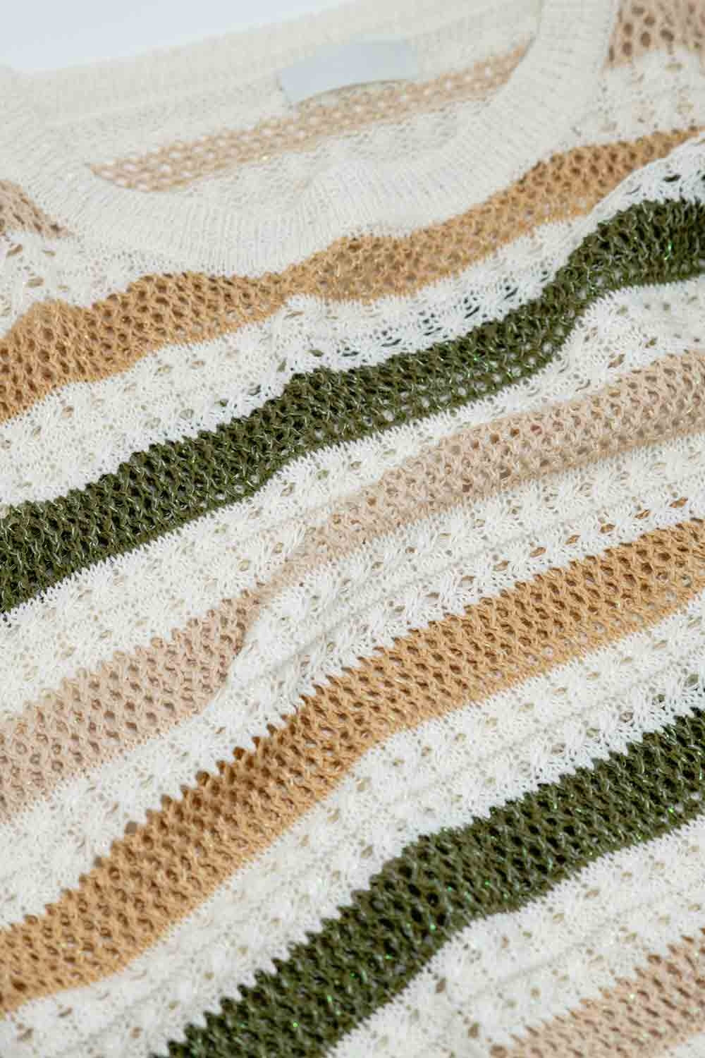 Pull en crochet blanc à encolure bateau et manches longues avec des rayures marron