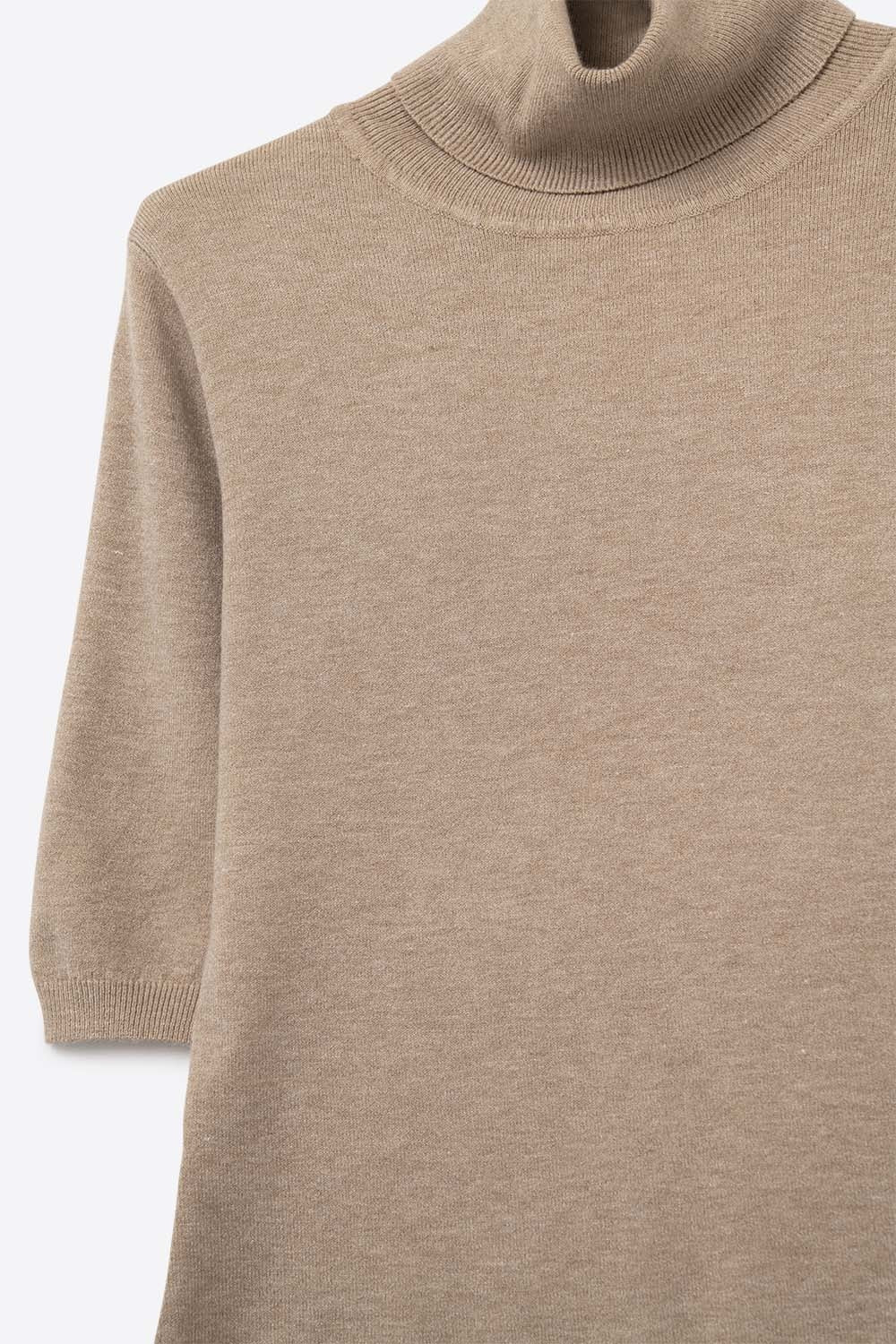 Pull en fine maille beige à col montant et manches coudées