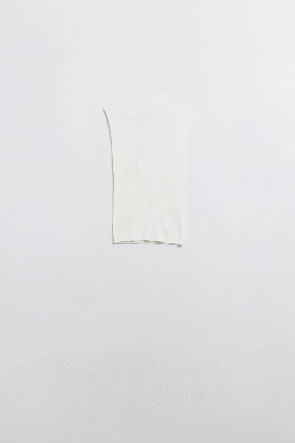 Pull en laine sans manche à maille fine écru