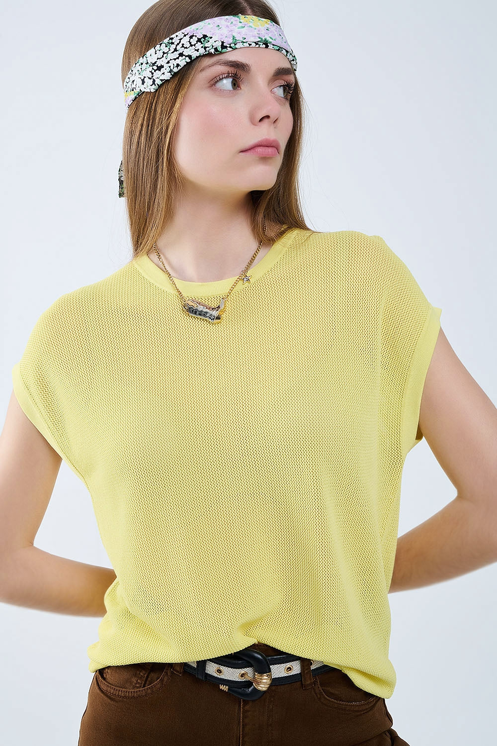pull en maille à carreaux de couleur jaune