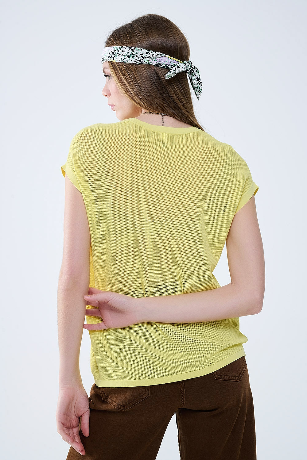 pull en maille à carreaux de couleur jaune