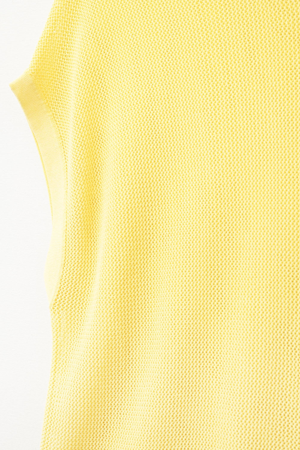 pull en maille à carreaux de couleur jaune
