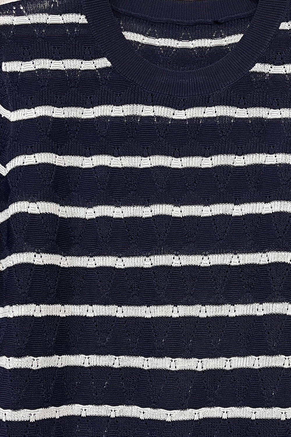 Pull en maille ajourée marine à manches courtes et rayures blanches