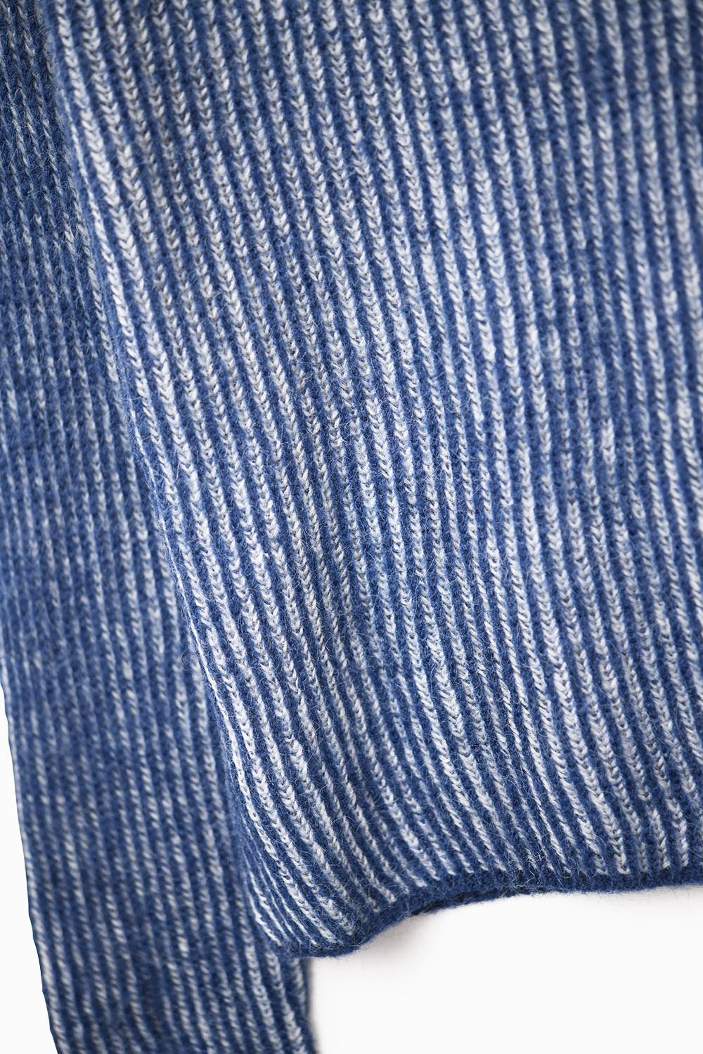 Pull en maille côtelée bleu marine à col roulé