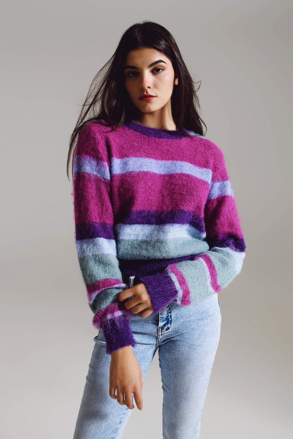 Q2 Pull en maille douce et super duveteuse à rayures dans les tons de violet bleu et blanc