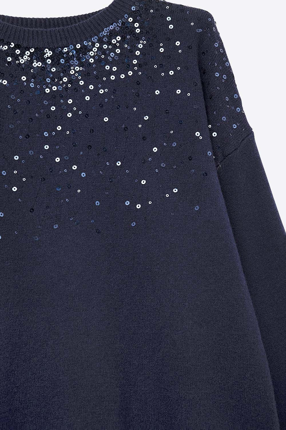Pull en maille douce marine orné de paillettes sur le devant