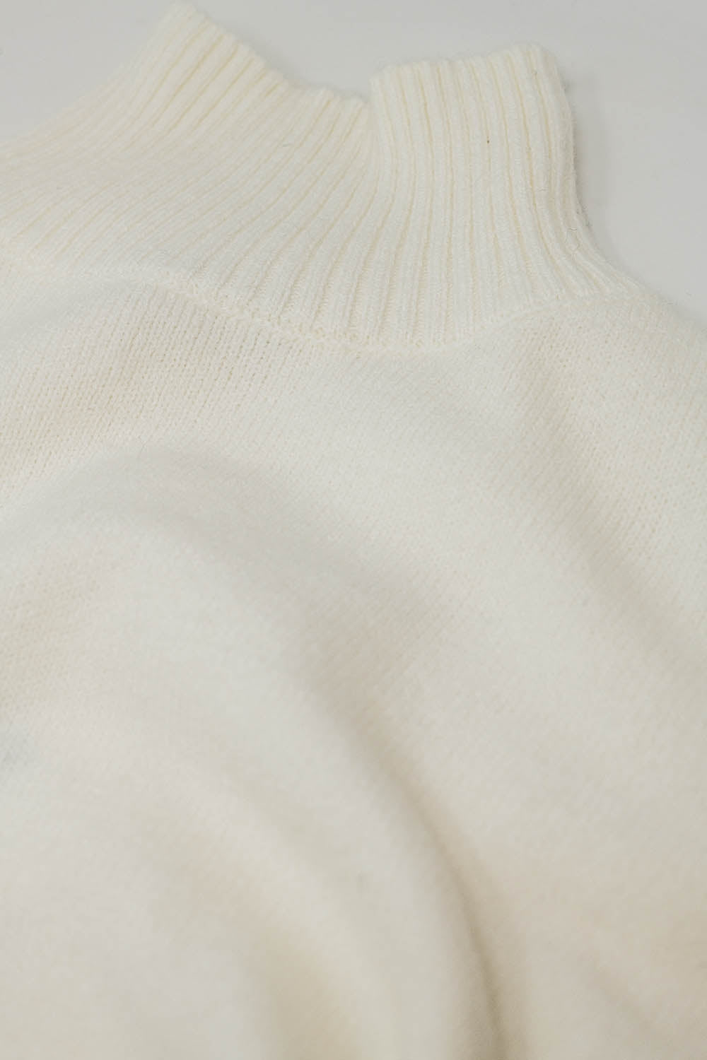 pull en maille épaisse écru avec col roulé
