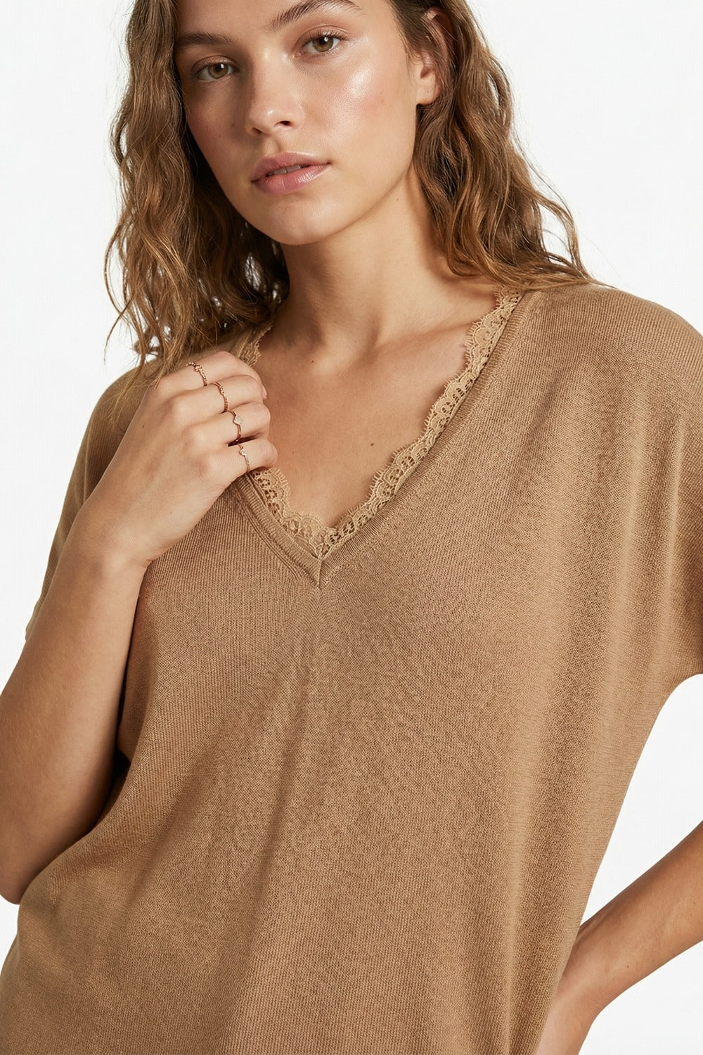 Pull en maille fine et douce avec col en V et bordures en dentelle en camel