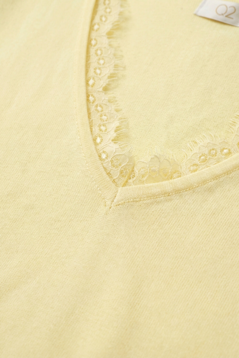 Pull en maille fine et douce avec col en V et bordures en dentelle en jaune