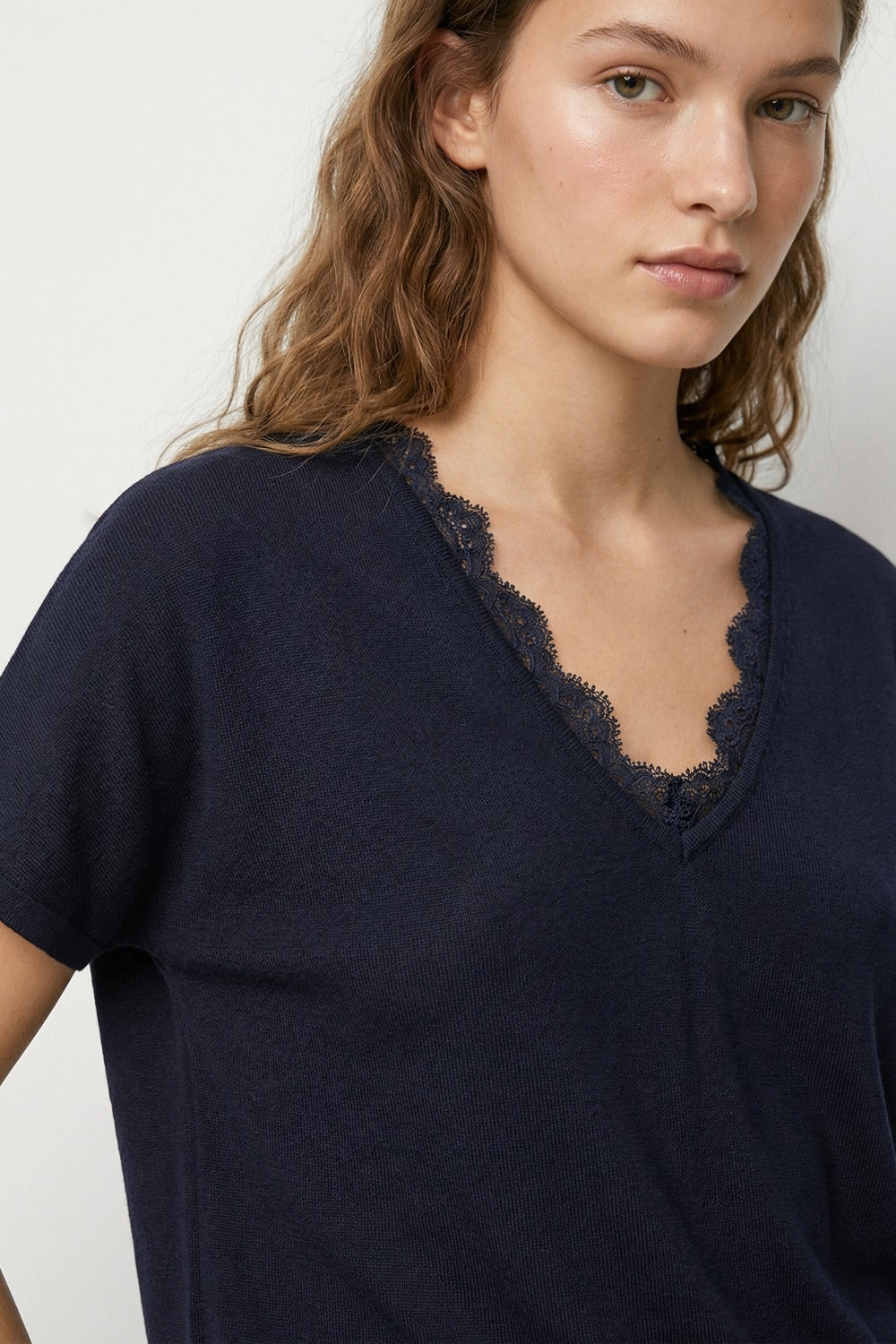 Pull en maille fine et douce avec col en V et bordures en dentelle en marine