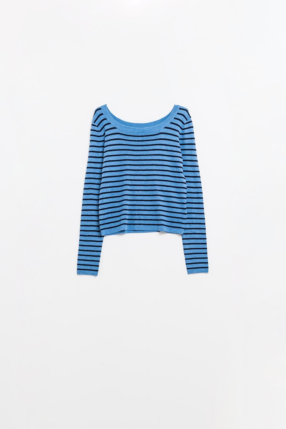 Pull en maille fine rayée bleue avec col bateau