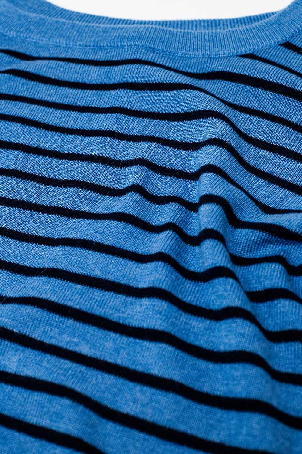 Pull en maille fine rayée bleue avec col bateau