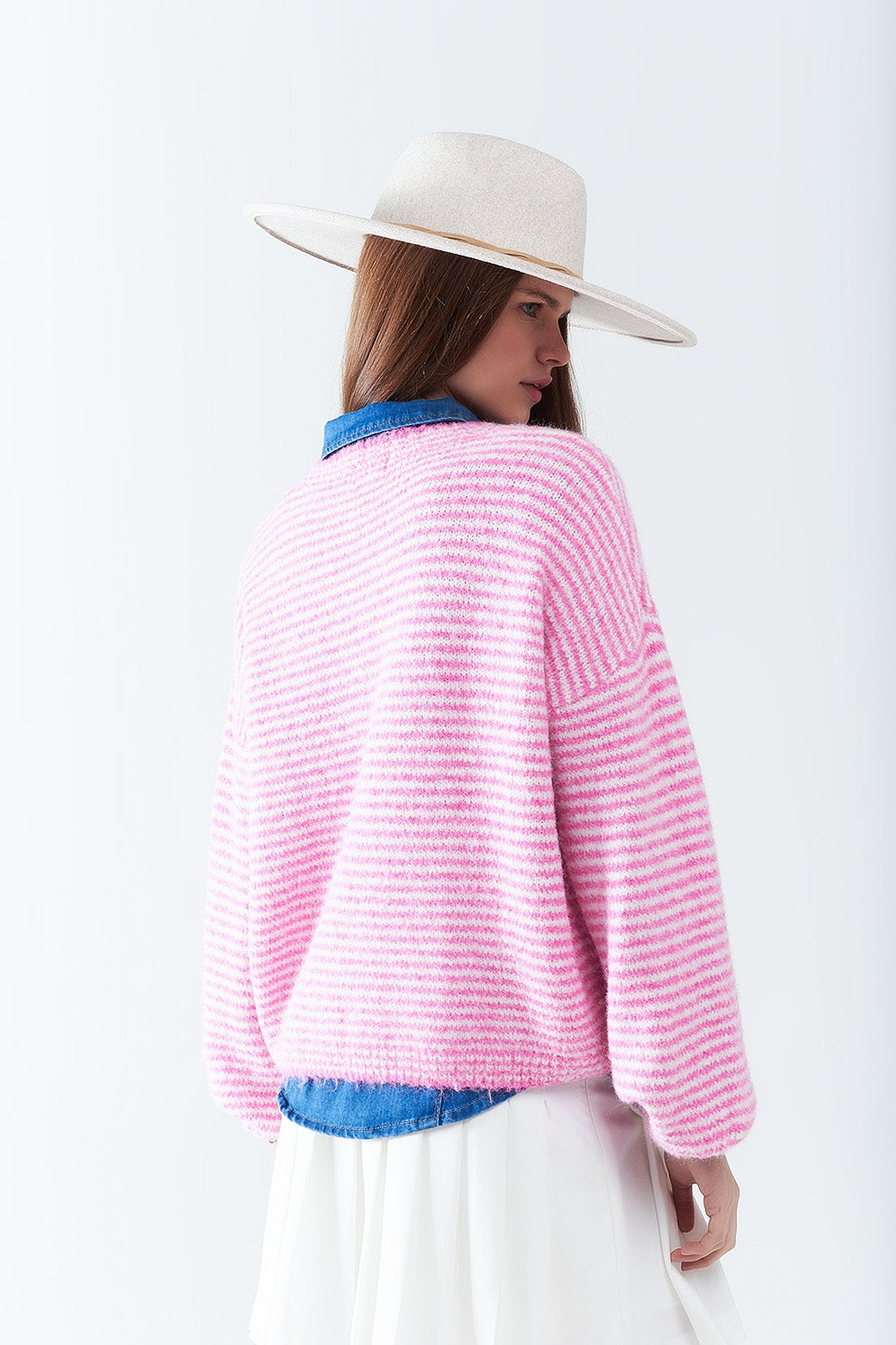 Pull en rose à rayures blanches