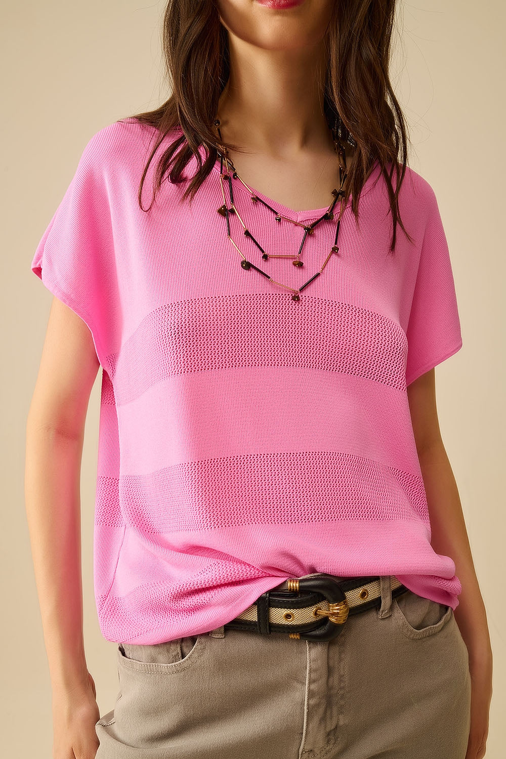 Pull en tricot à col en V fuchsia avec détails en maille ouverte