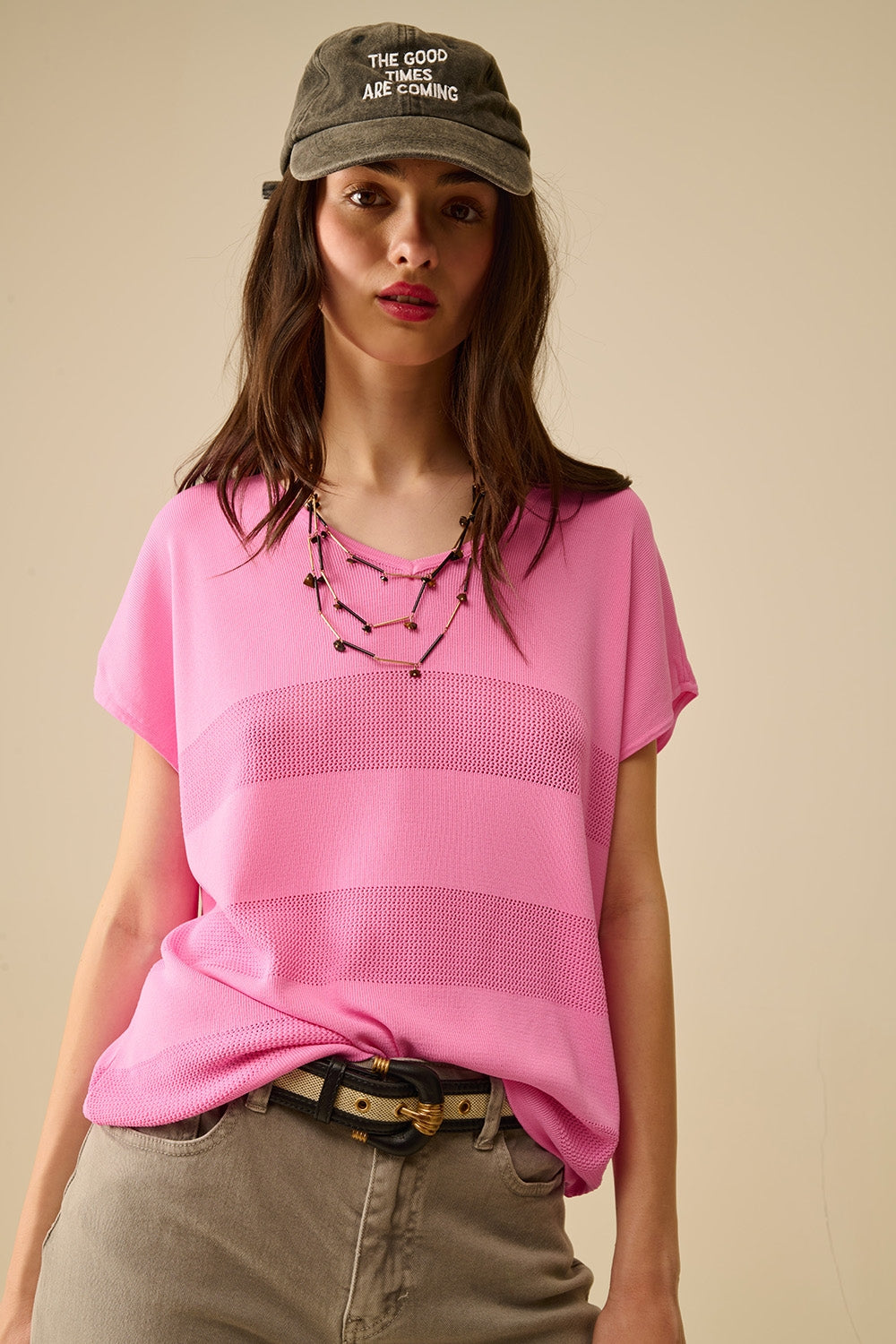 Pull en tricot à col en V fuchsia avec détails en maille ouverte