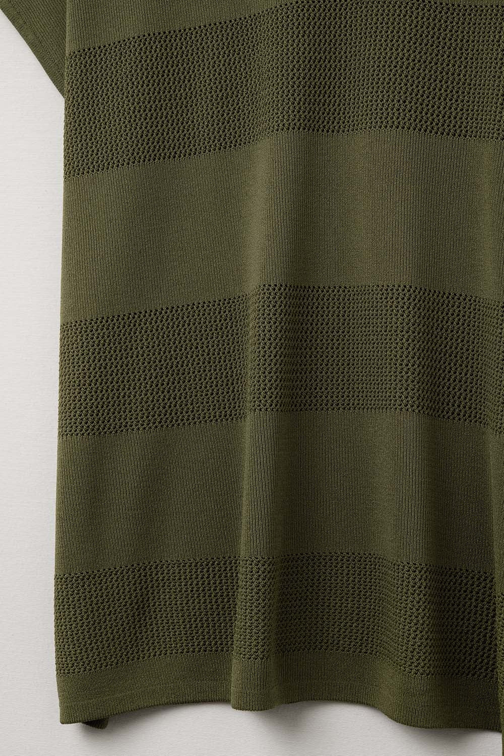Pull en tricot à col en V kaki avec détails en maille ouverte