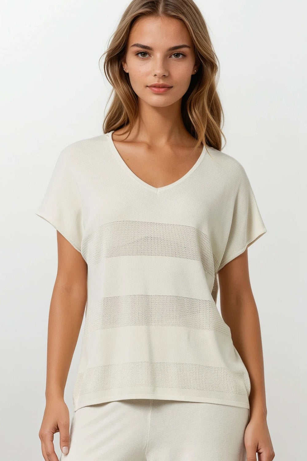 Q2 Pull en tricot beige à col en V avec détails en maille ouverte