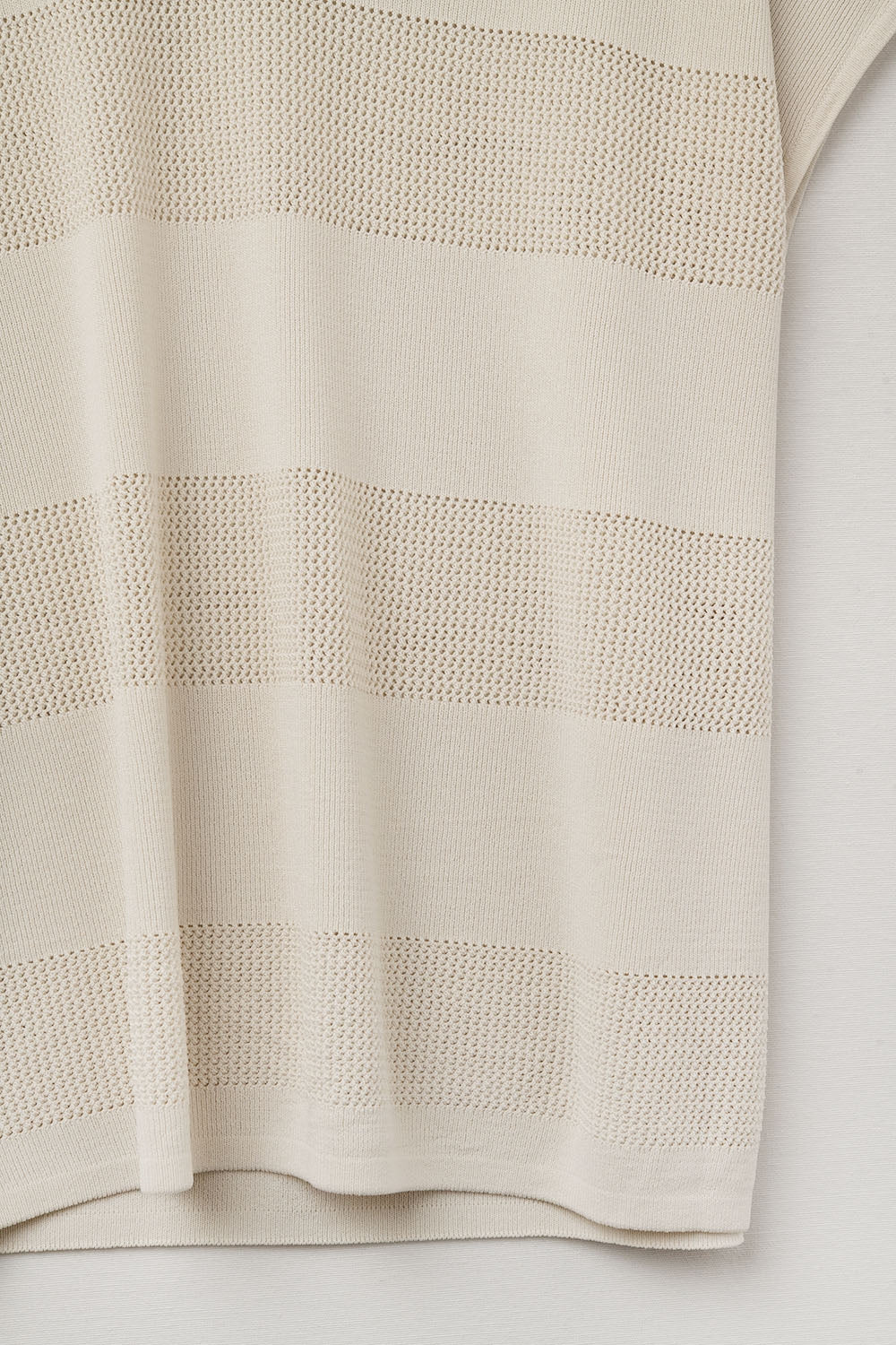 Pull en tricot beige à col en V avec détails en maille ouverte