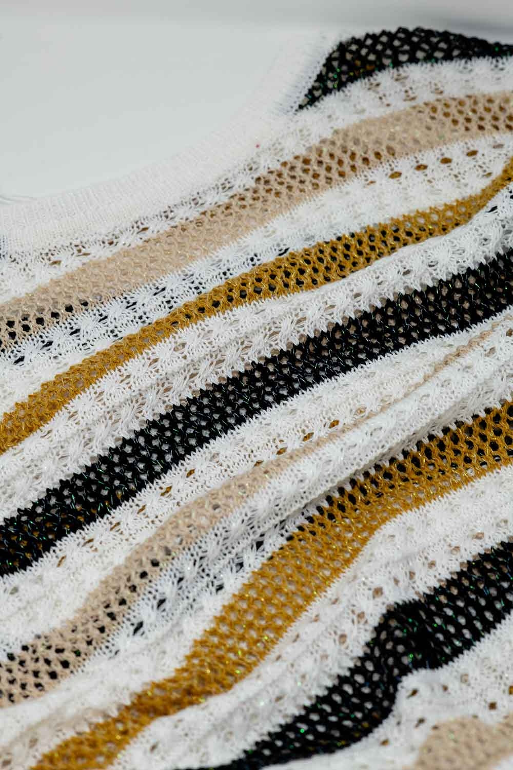 Pull en tricot blanc à rayures multicouleures