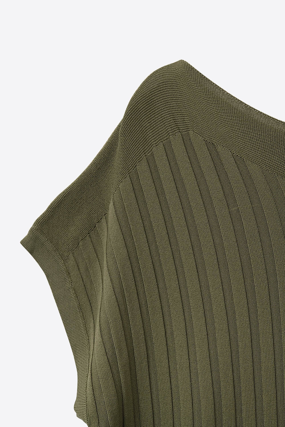 Pull en tricot côtelé fin kaki avec col bateau