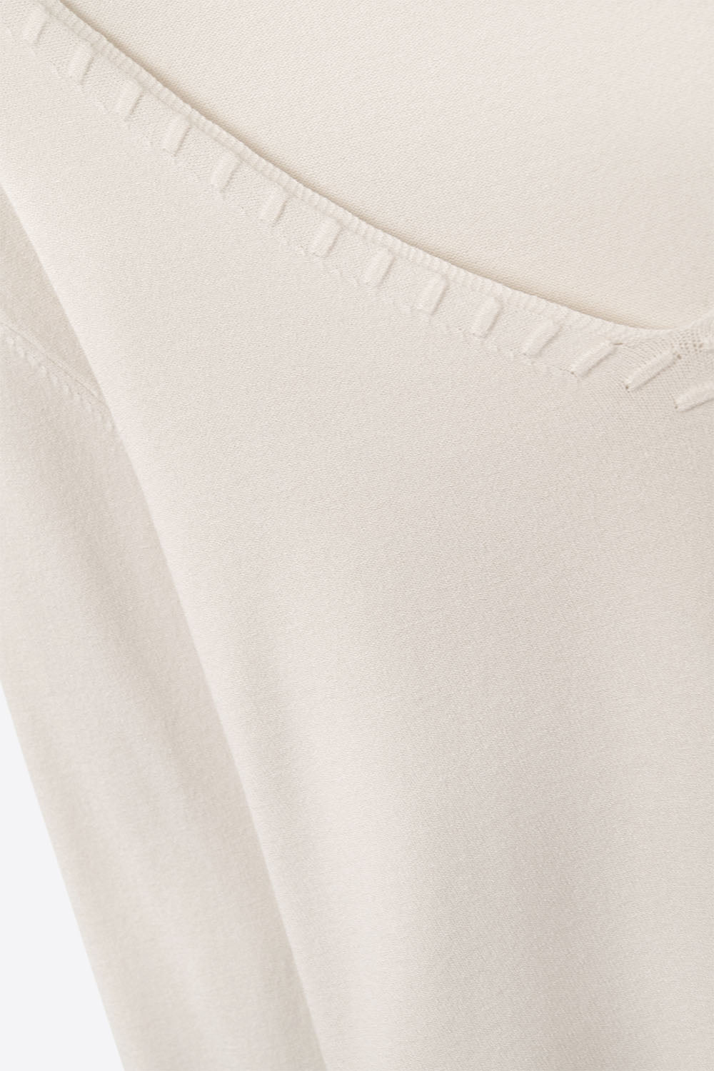 Pull en tricot fin à col en V et encolure décorative en blanc