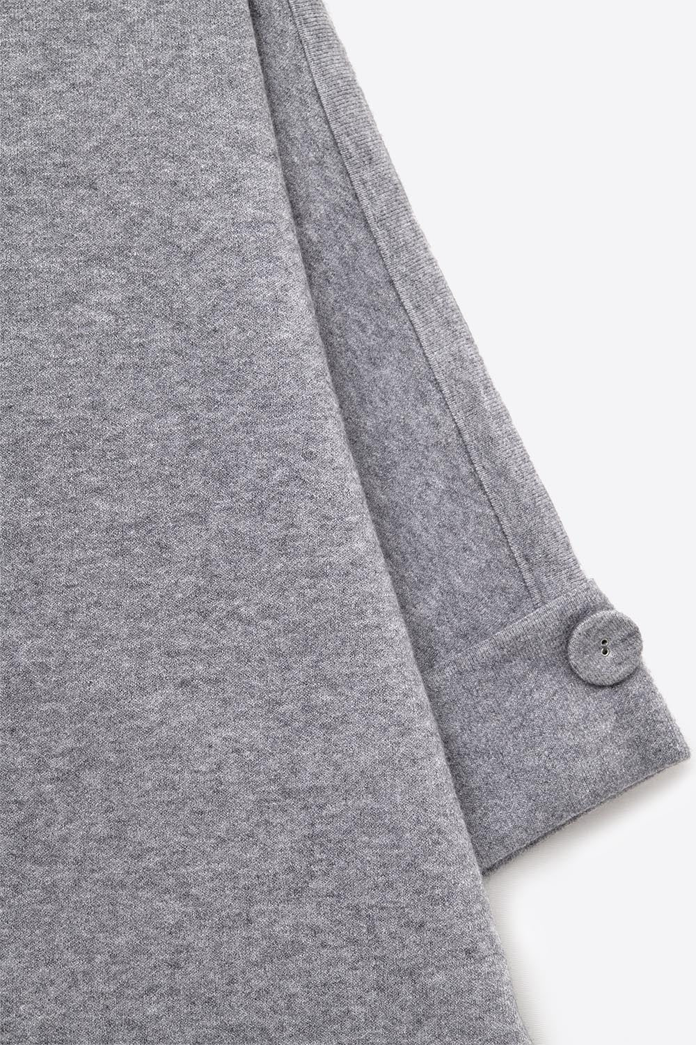 Pull en tricot gris avec détails de boutons