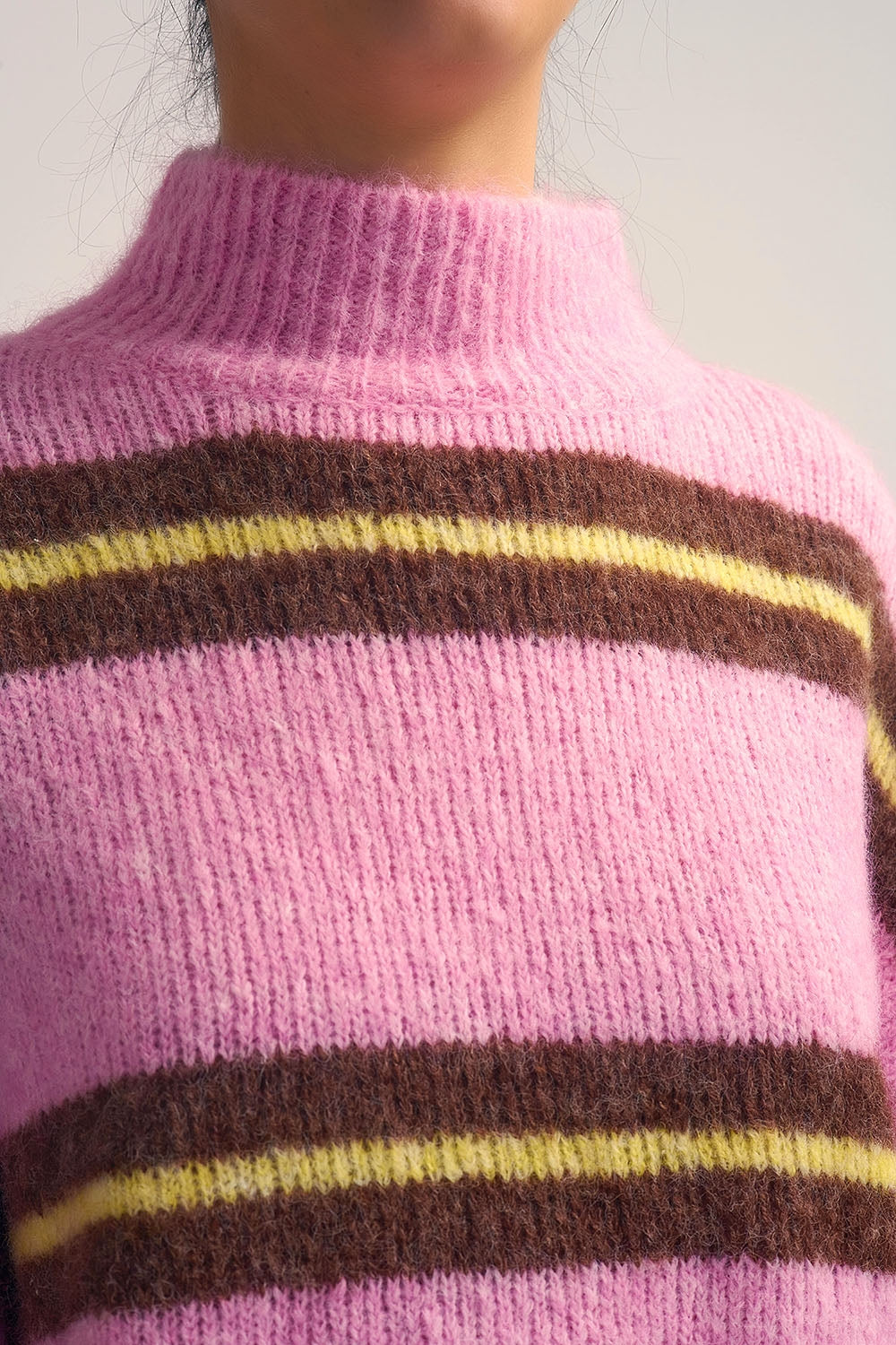 Pull en tricot rose à rayures brunes et jaunes