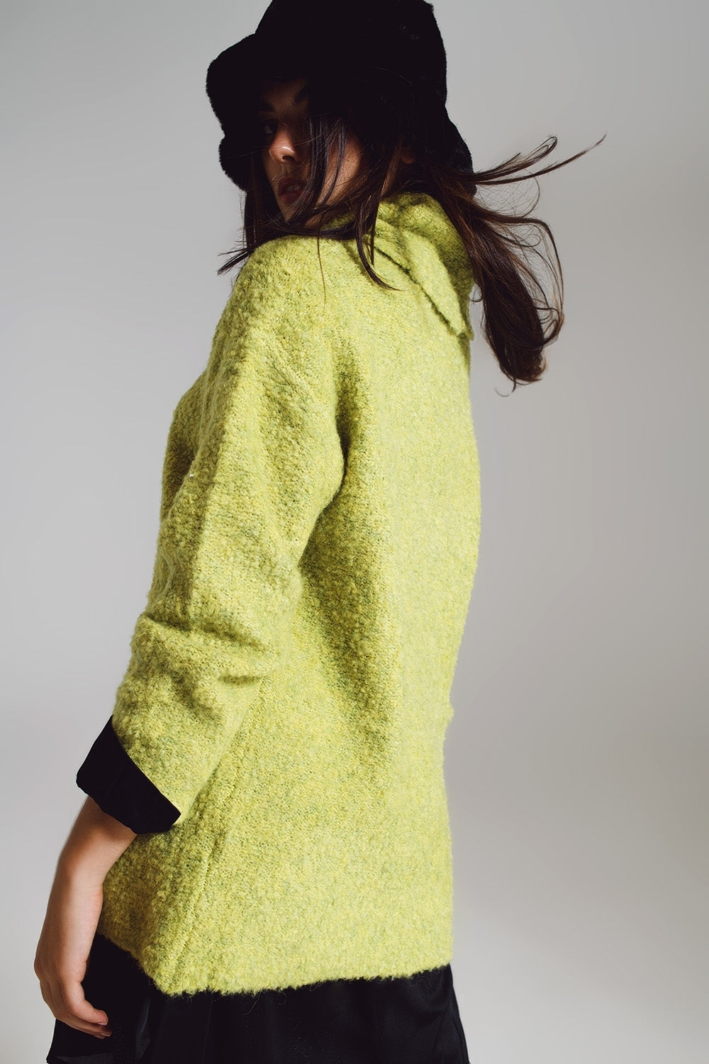 Pull en vert avec un col bardot.