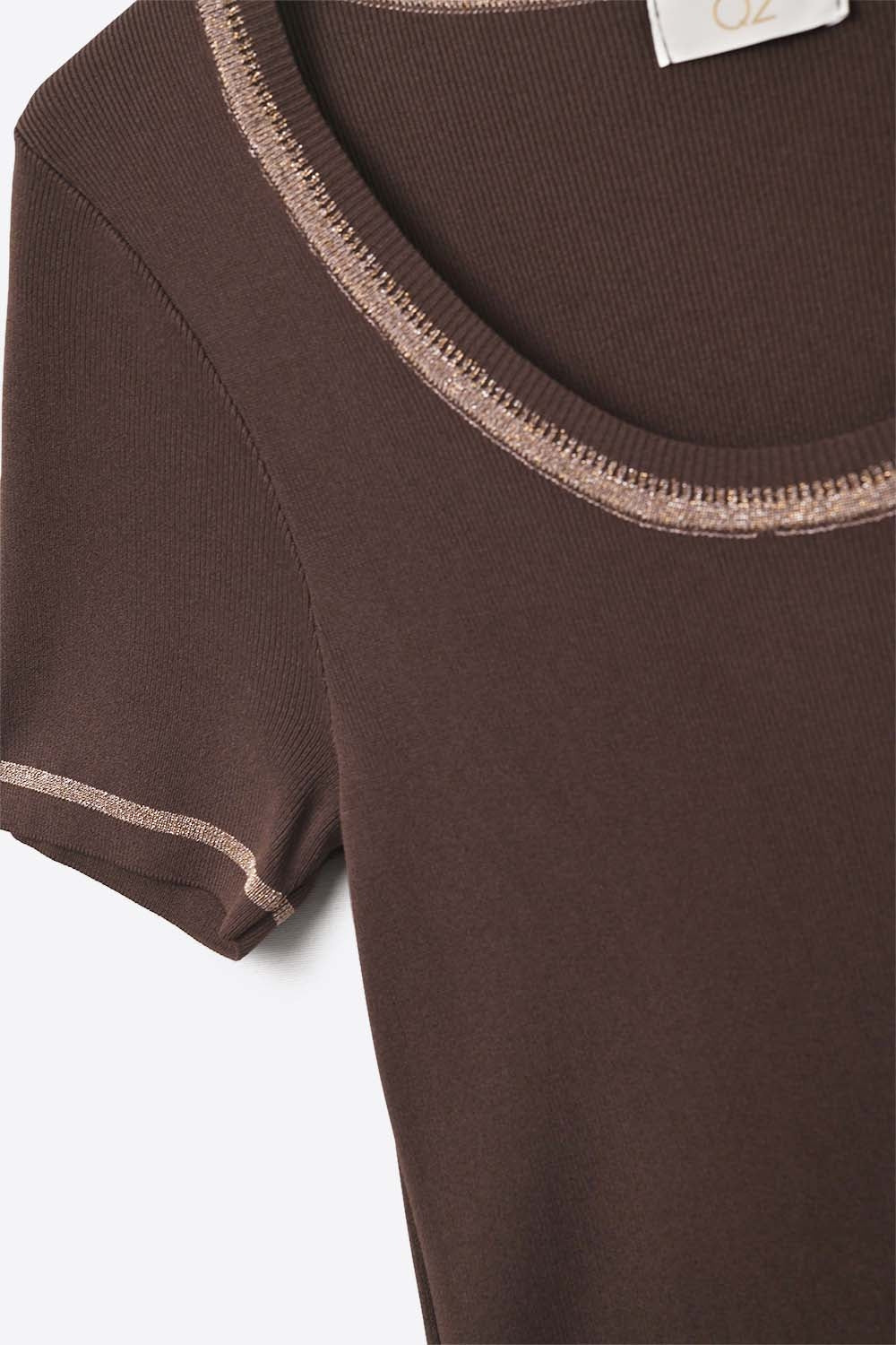 Pull fin en tricot marron Avec couture argentée à l'encolure ronde