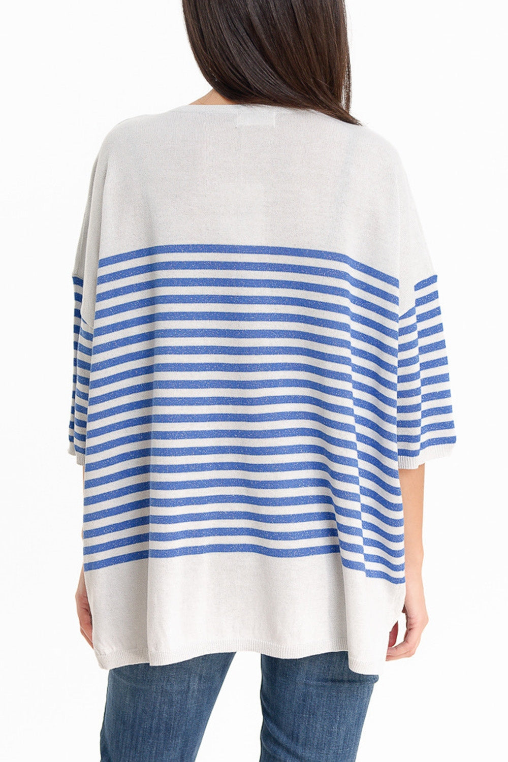 Pull gris à rayures bleues et col en V