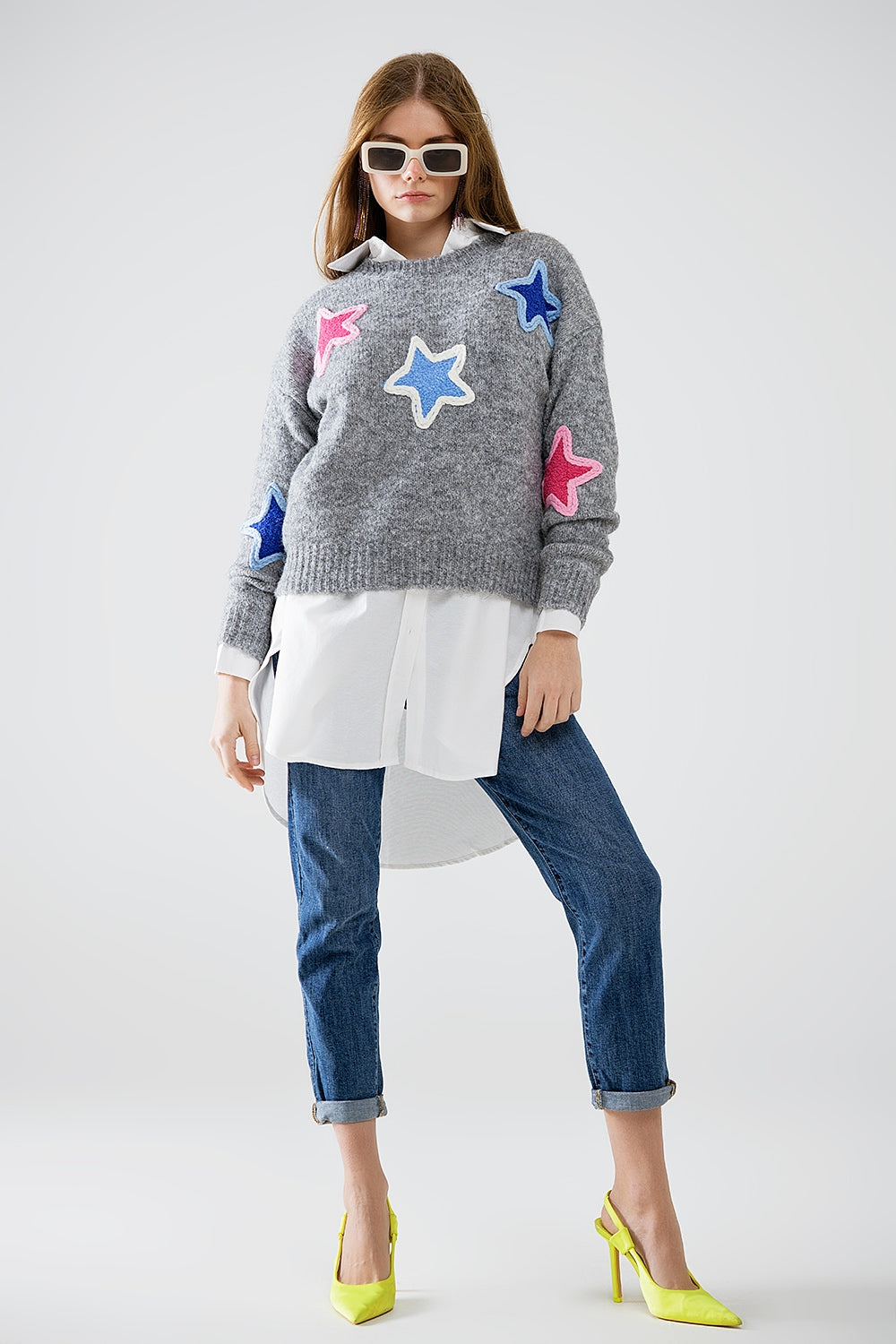 Pull gris avec étoiles brodées