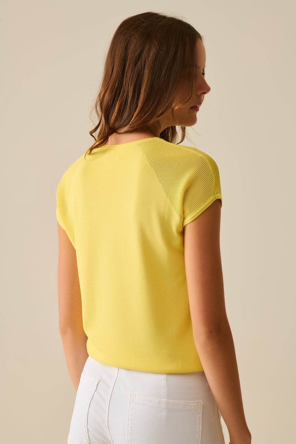 Pull jaune à manches courtes avec maille sur l'épaule