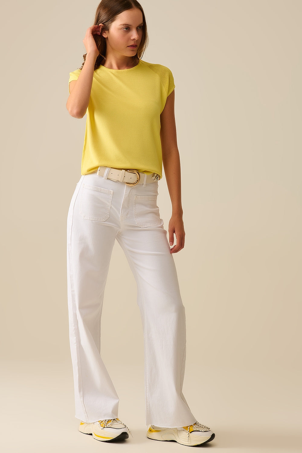 Pull jaune à manches courtes avec maille sur l'épaule